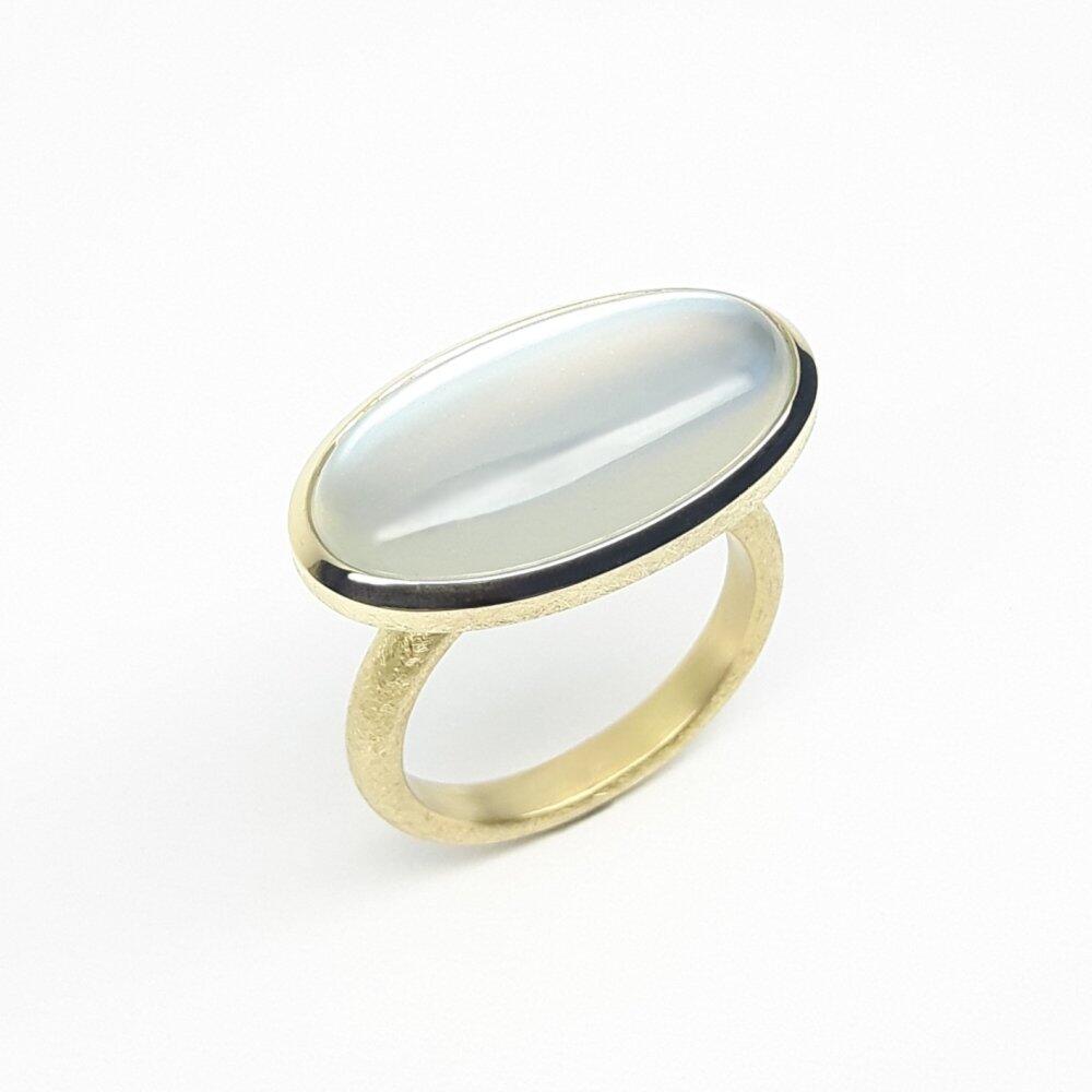 Ring in 18kt yellow gold and luminous Tanzania moonstone. Unique piece.