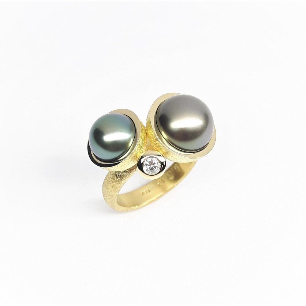 "day &amp; night", 18kt yellow gold, Tahitian pearls and diamond. Unique piece.