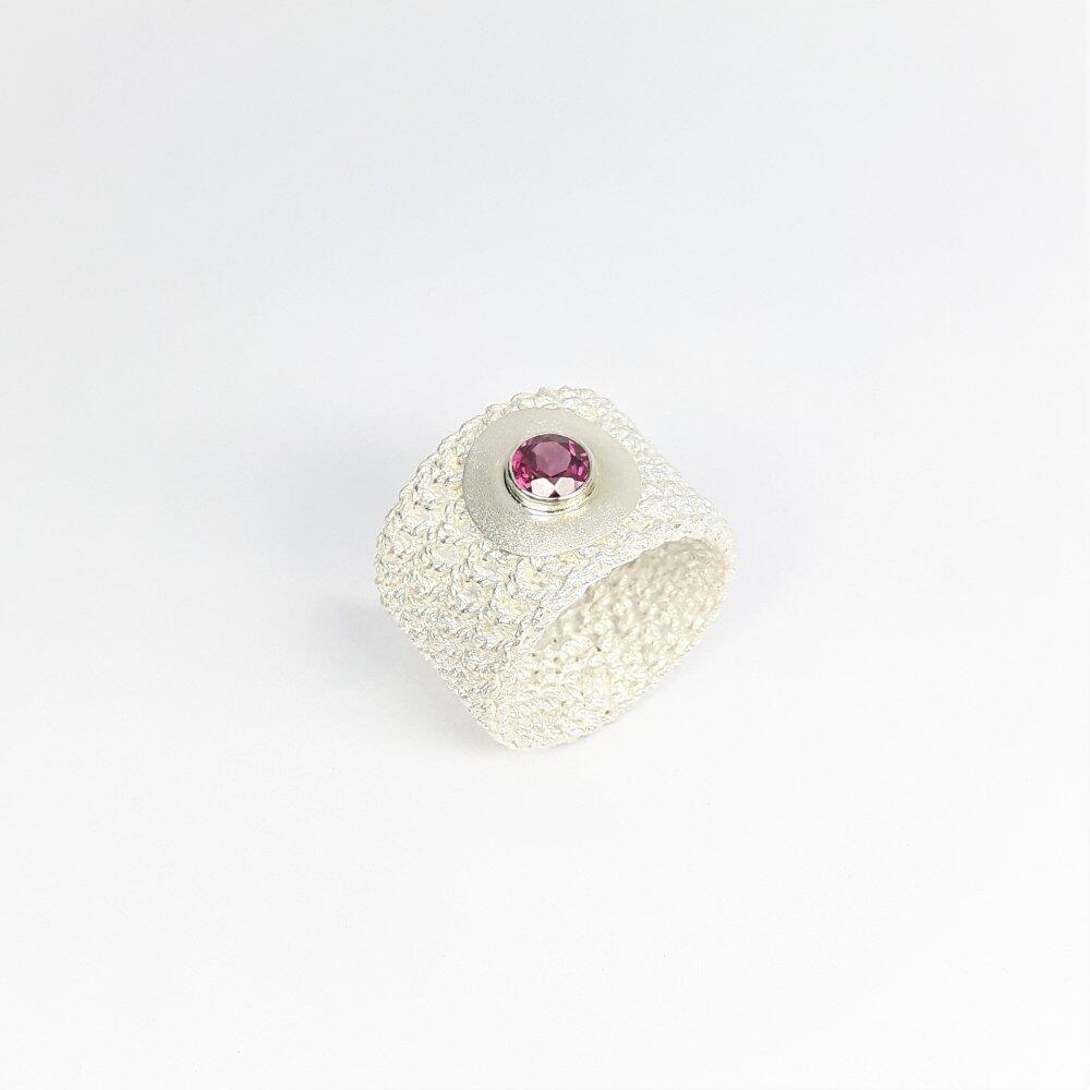 Bague "Steinerlei" fait main au crochet, argent et rhodolite. Pièce unique.