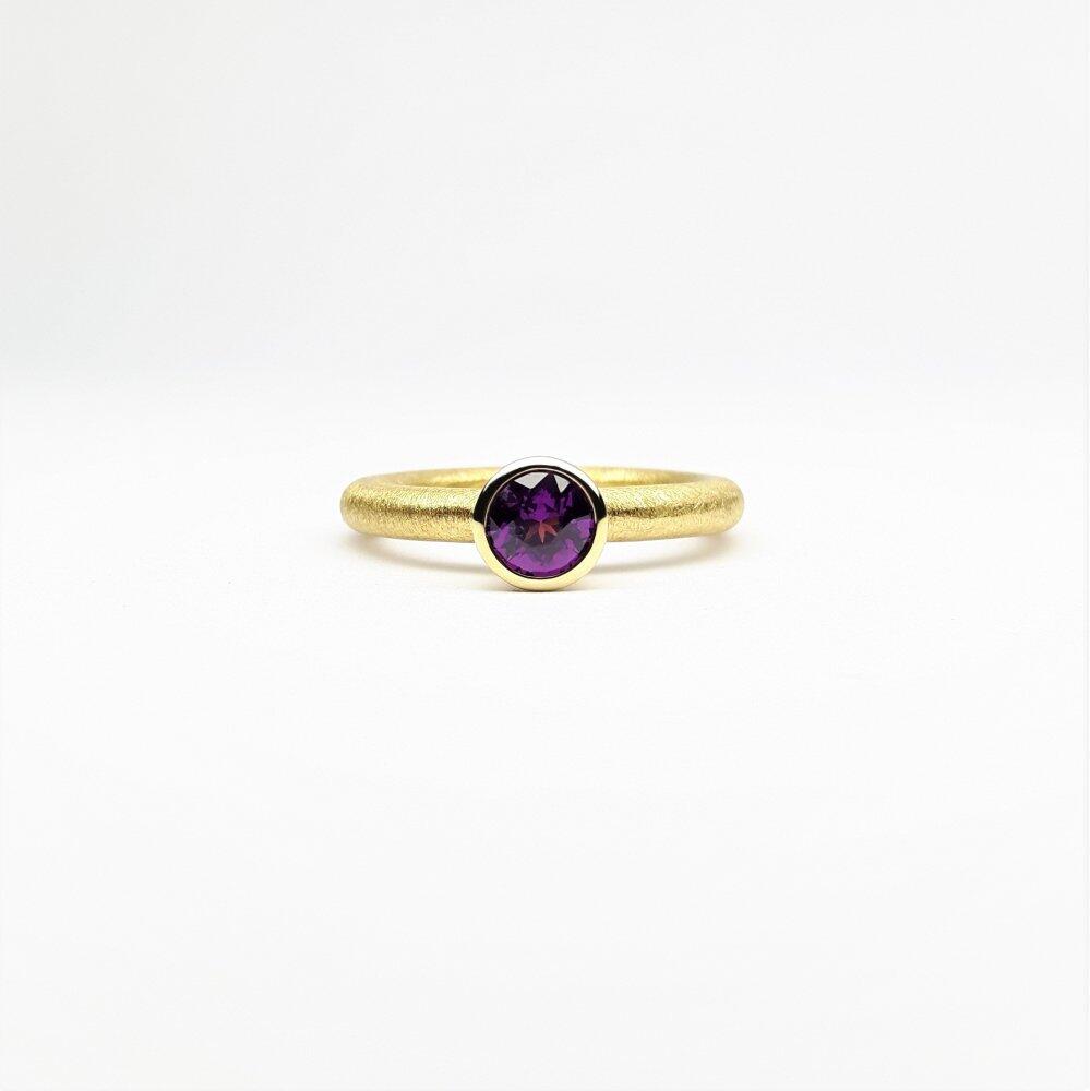 "combiring small", 18kt yellow gold and purple garnet Ø5mm.