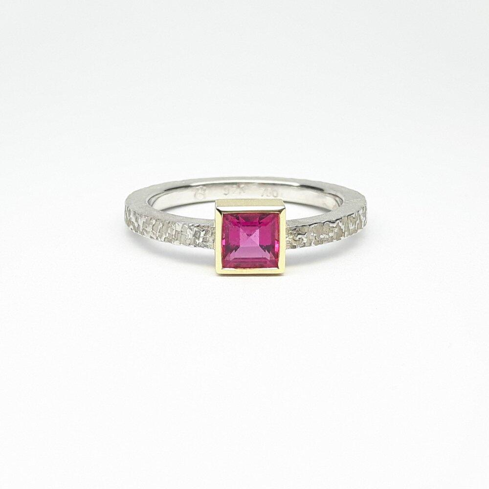 Bague en argent 925-., or jaune 18kt et tourmaline rose. Pièce unique.