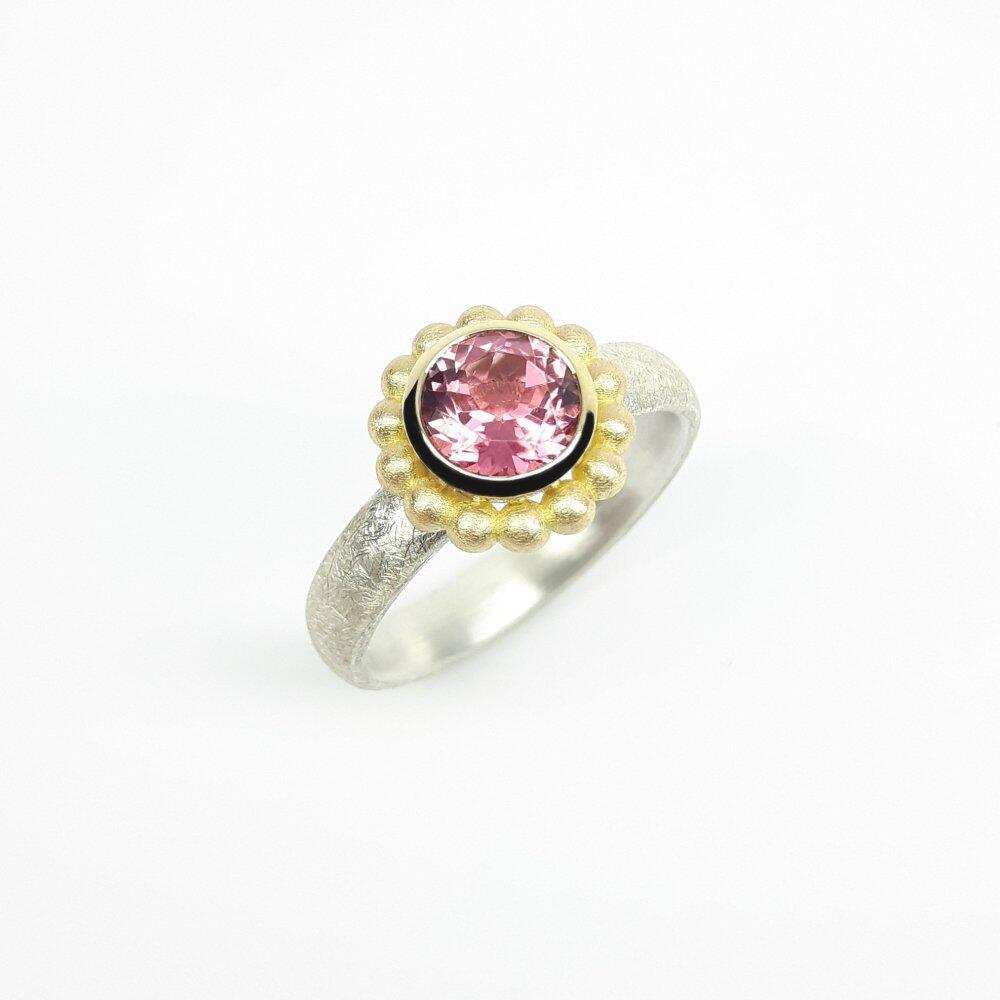 "round around", ring made of 925 silver, 18kt yellow gold and pink tourmaline Ø7mm.