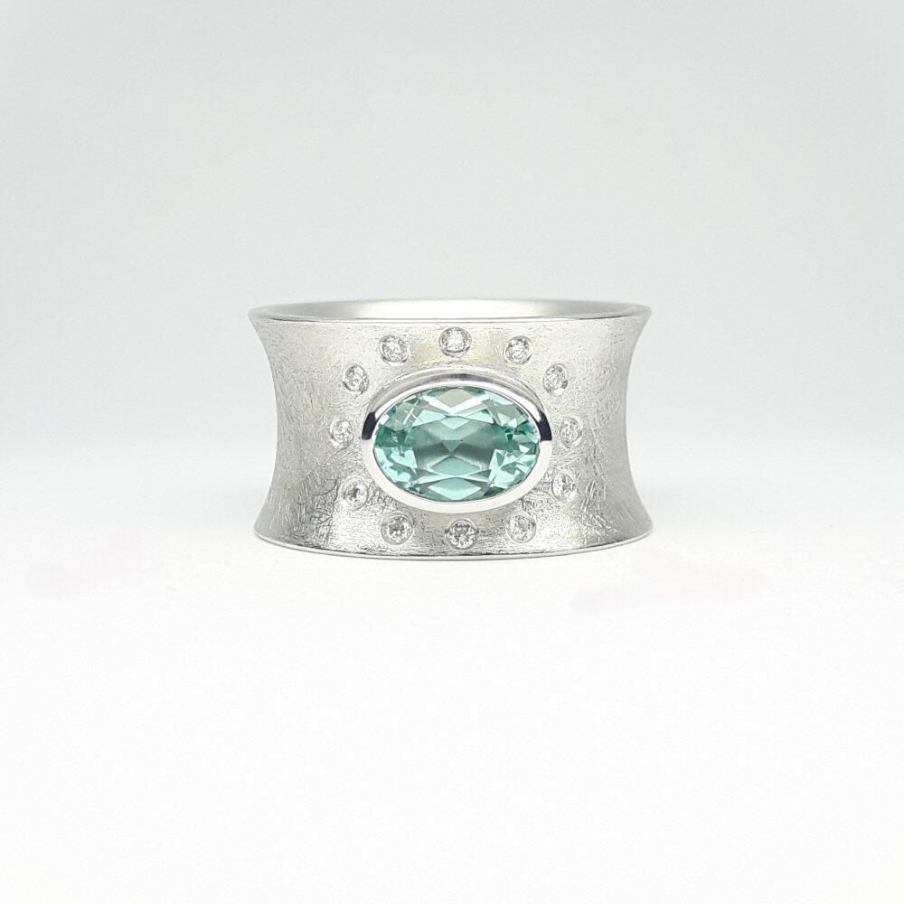 Bague en or blanc 18kt, tourmaline verte menthe et diamants. Pièce unique.