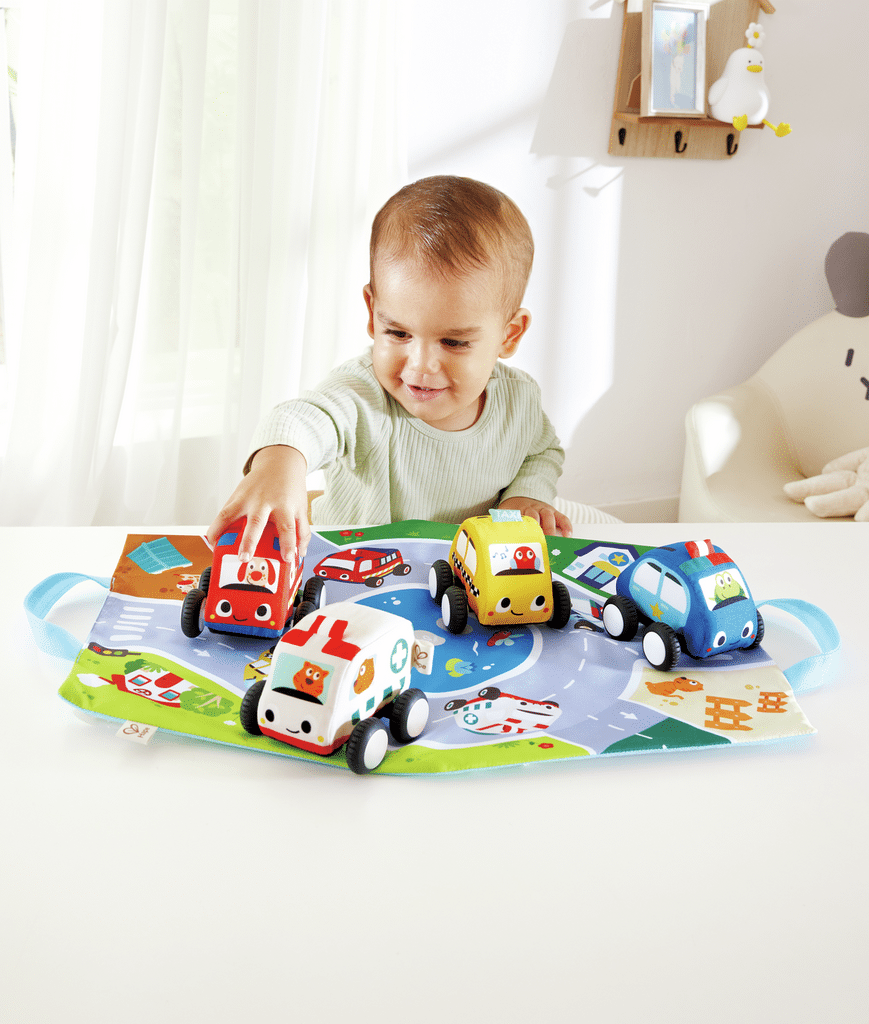 Set de voitures en peluche avec moteur à ressort pour des courses amusantes - HAPE