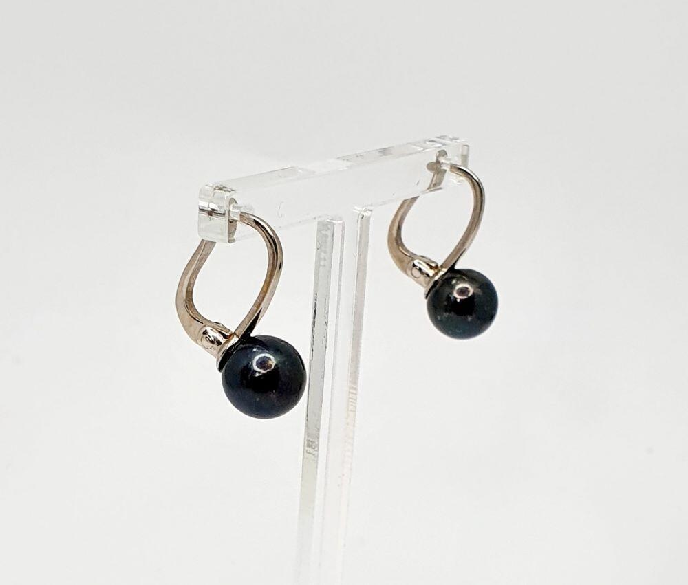 # Boucles d'oreilles pendante or blanc avec perles akoya noir