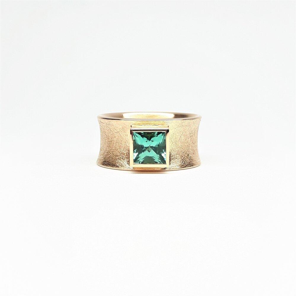 Bague en or rouge 18kt et tourmaline bleu-verte en taille princesse. Pièce unique.