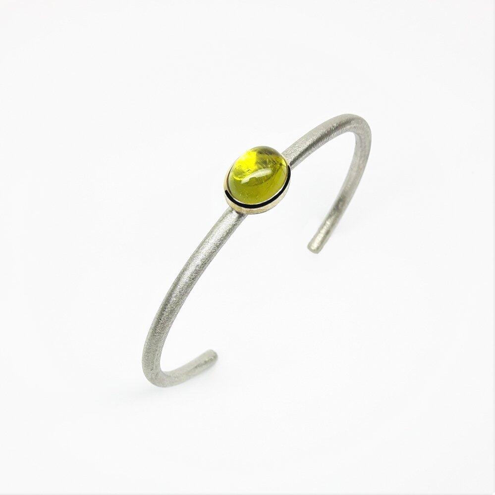 Bangle made of 925 silver and 18kt yellow gold and yellow-green tourmaline.