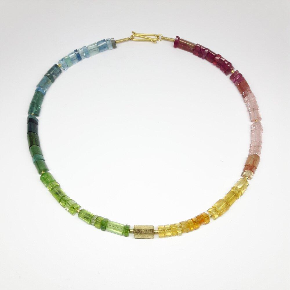 "rainbow", collier en tourmaline, aigue-marine, morganite, béryl jaune et péridot. Or jaune 18kt. Pièce unique.