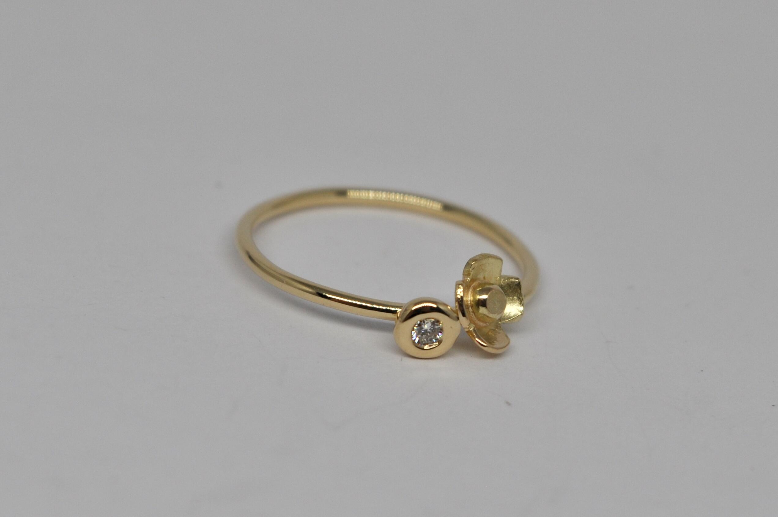 Zarter Ring aus massivem 18-karätigem Gelbgold mit Diamant und kleiner Blume