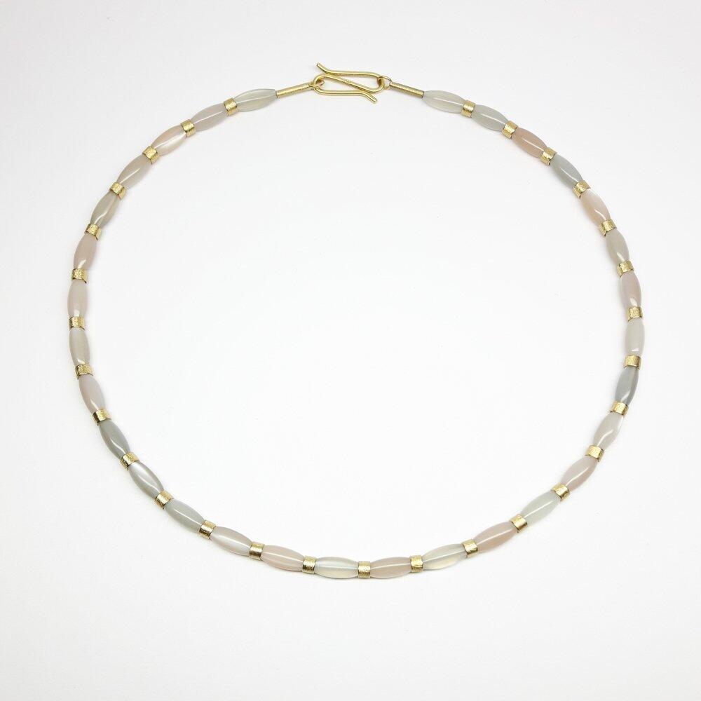 Collier aus leuchtend grauen und lachsfarbenen Mondsteinen, sowie 18kt Gelbgold. Unikat.