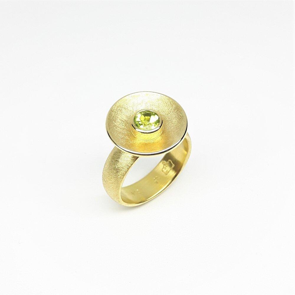 18k yellow gold ring with peridot.