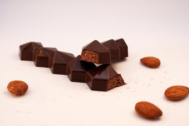 Barre pralinée noir gianduja amande et fleur de sel