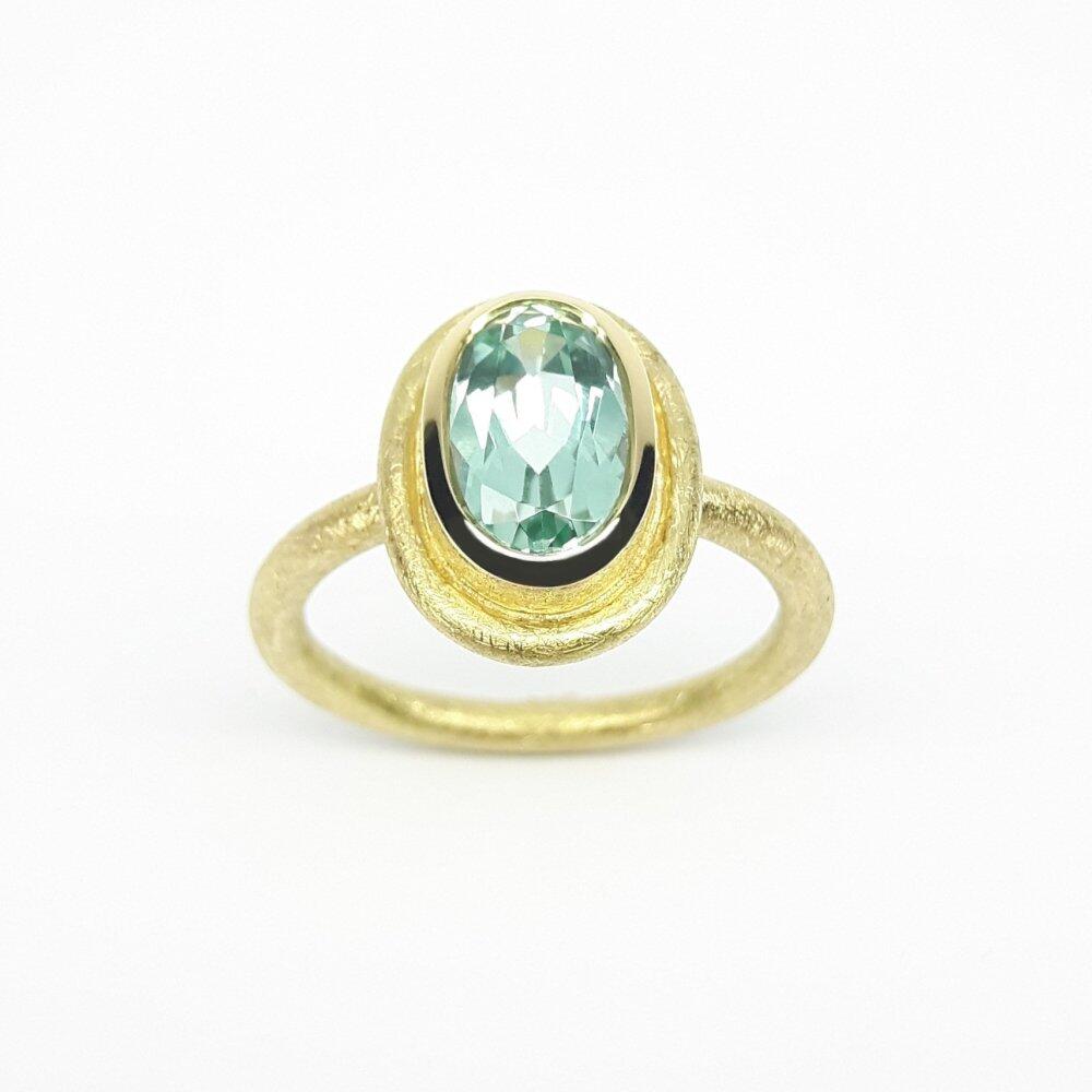'greenfire', Ring aus 18kt Gelbgold und mintfarbenem Turmalin. Unikat.