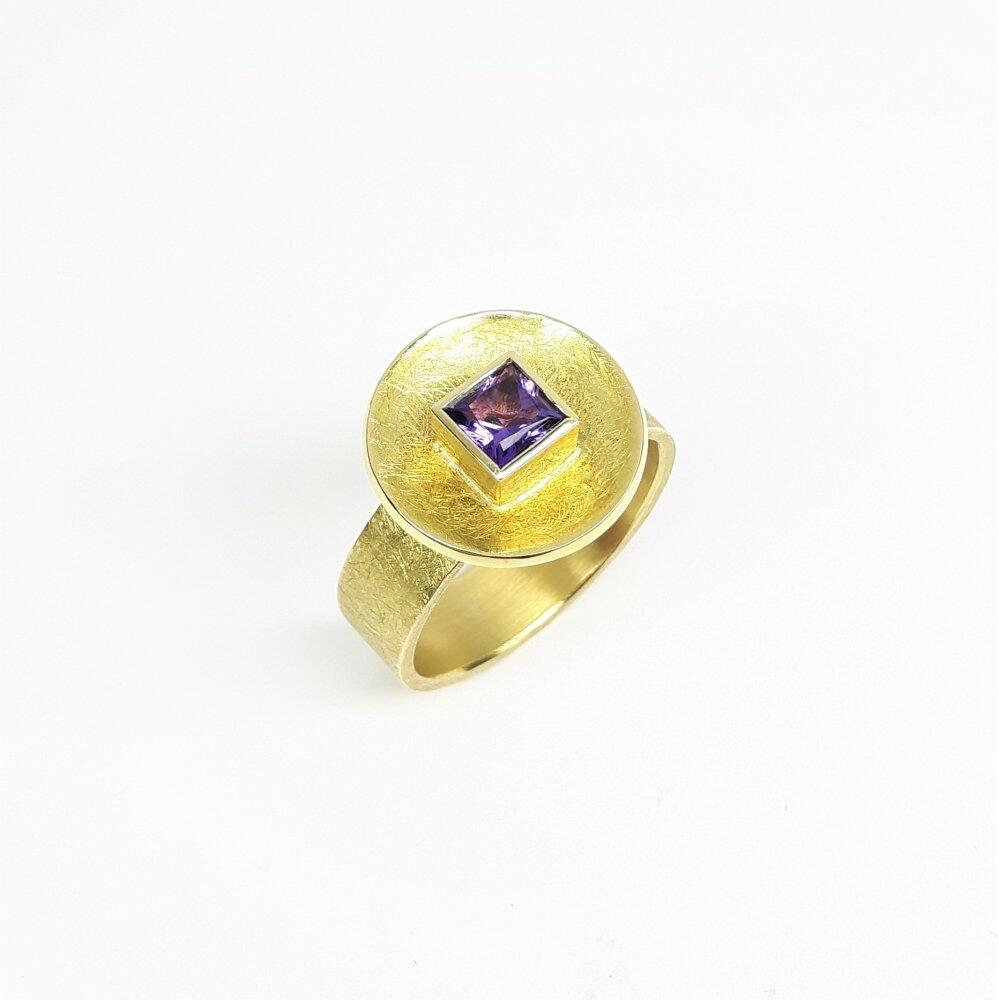 Ring in 18kt yellow gold and princess amethyst.