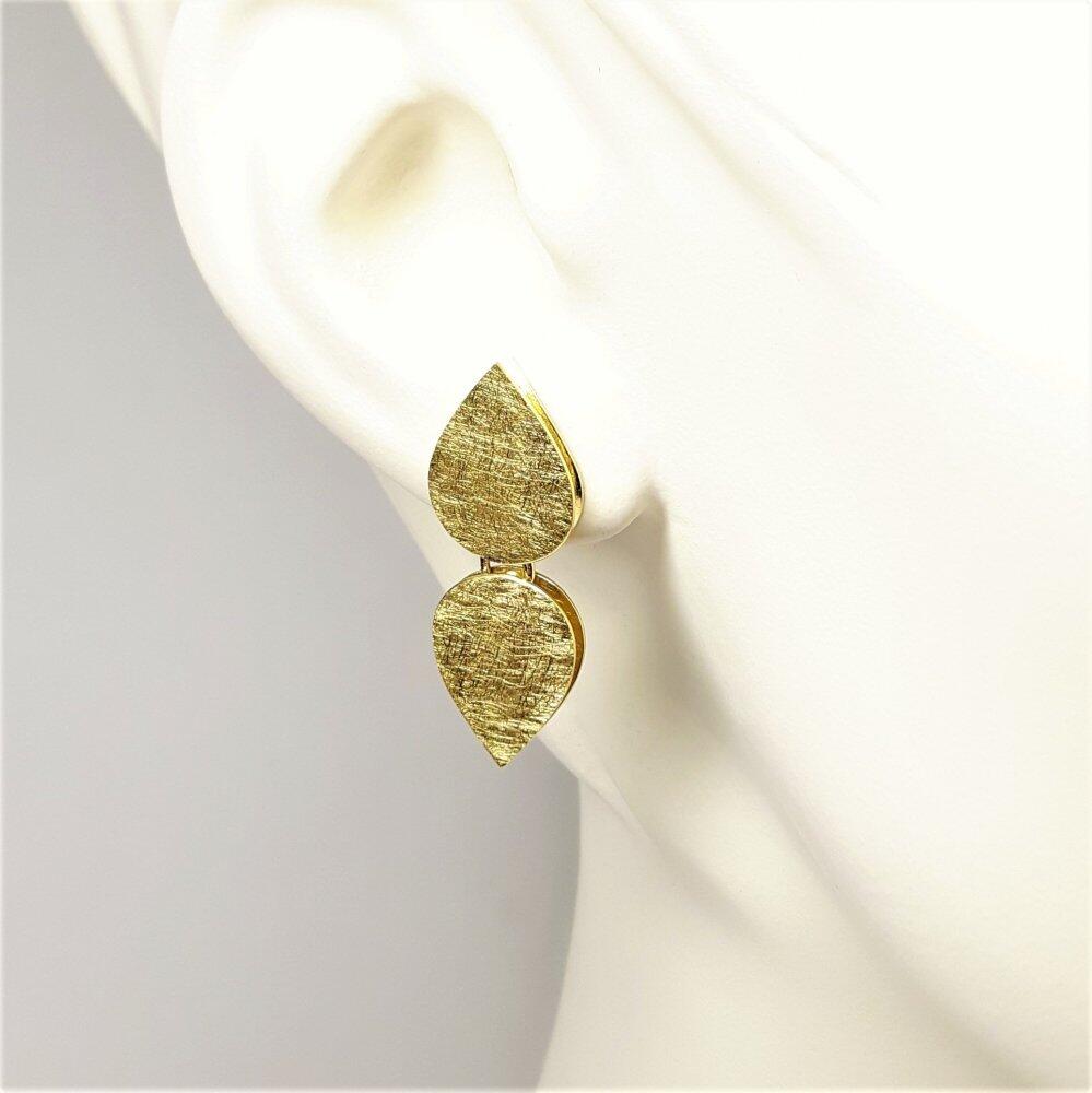 Stud earrings in 18kt yellow gold.