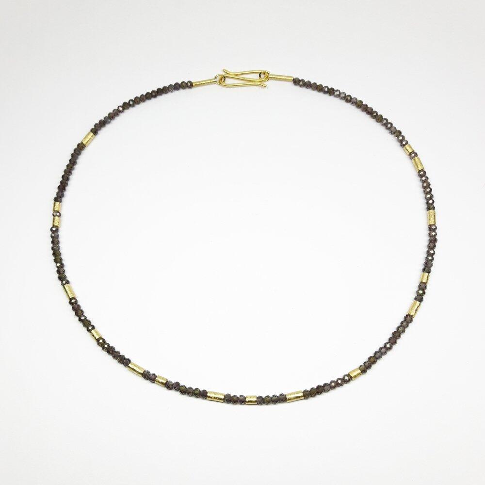 Collier en or jaune 18kt et grenat à couleur changeante. Pièce unique.