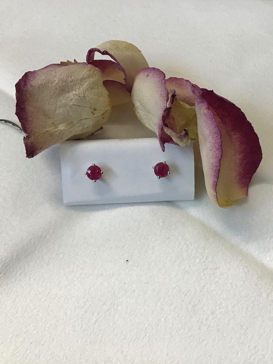 # White gold earrings with ruby