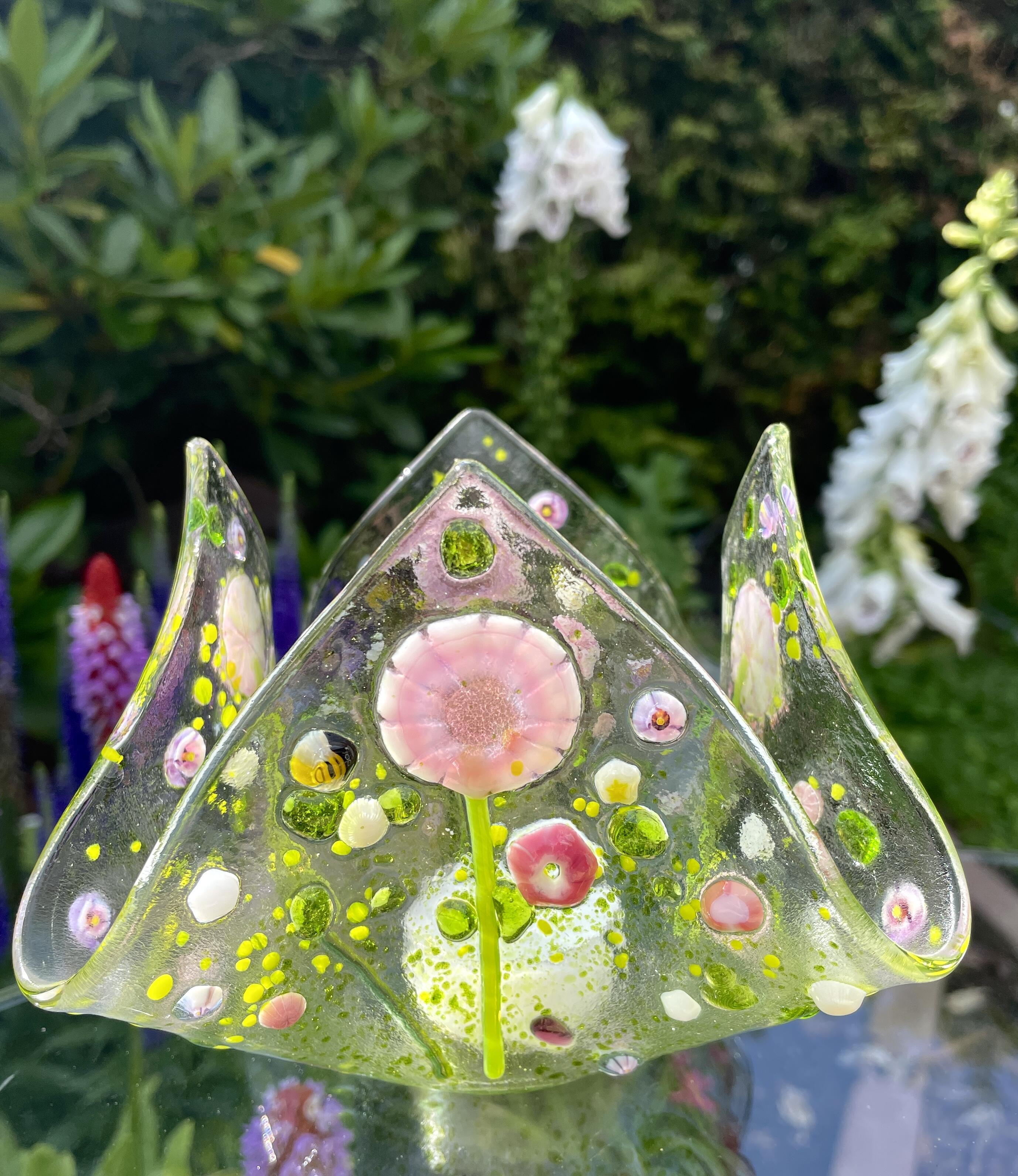 Teelicht aus transparentem Glas mit Blumen Millefiori und farbigen Highlights, rosa, Einzelstueck