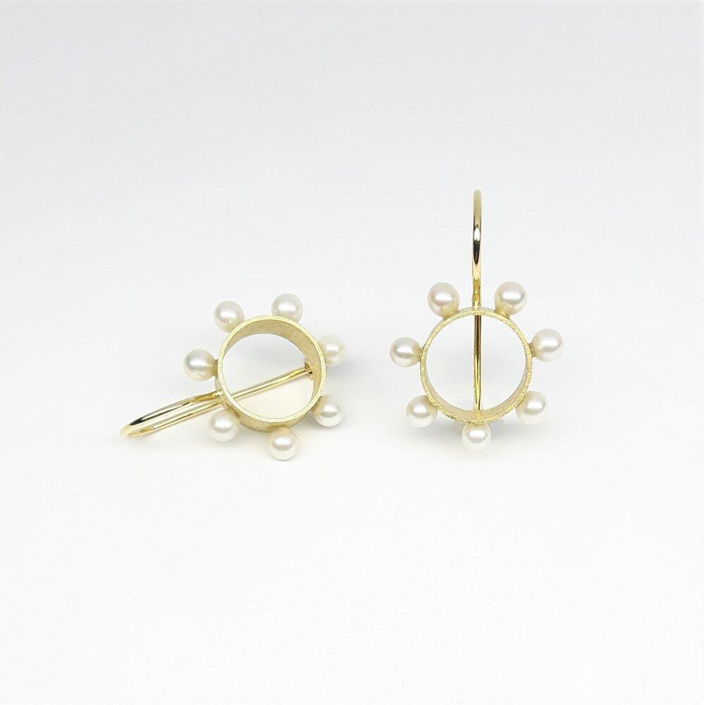 Earrings in 18kt yellow gold and Akoya beads Ø3,5mm.