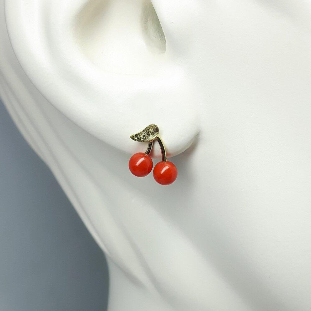 'sweet cherry', boucles d'oreilles en or jaune 18kt et boules en corail. Pièce unique.