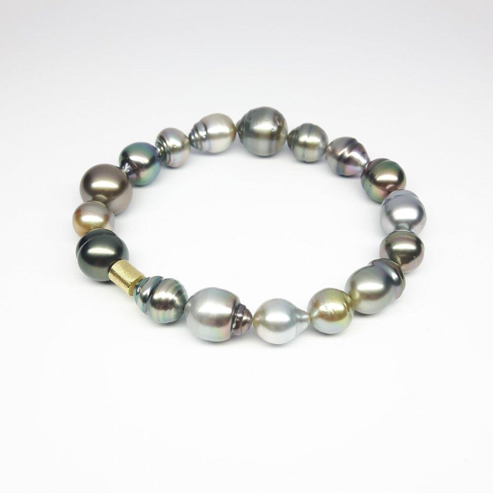 Armschmuck aus Tahitiperlen und 18kt Gelbgold. Unikat.