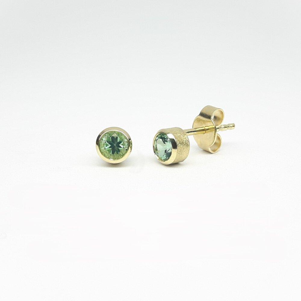 Stud earrings in 18kt yellow gold and blue-green tourmalines Ø4mm.