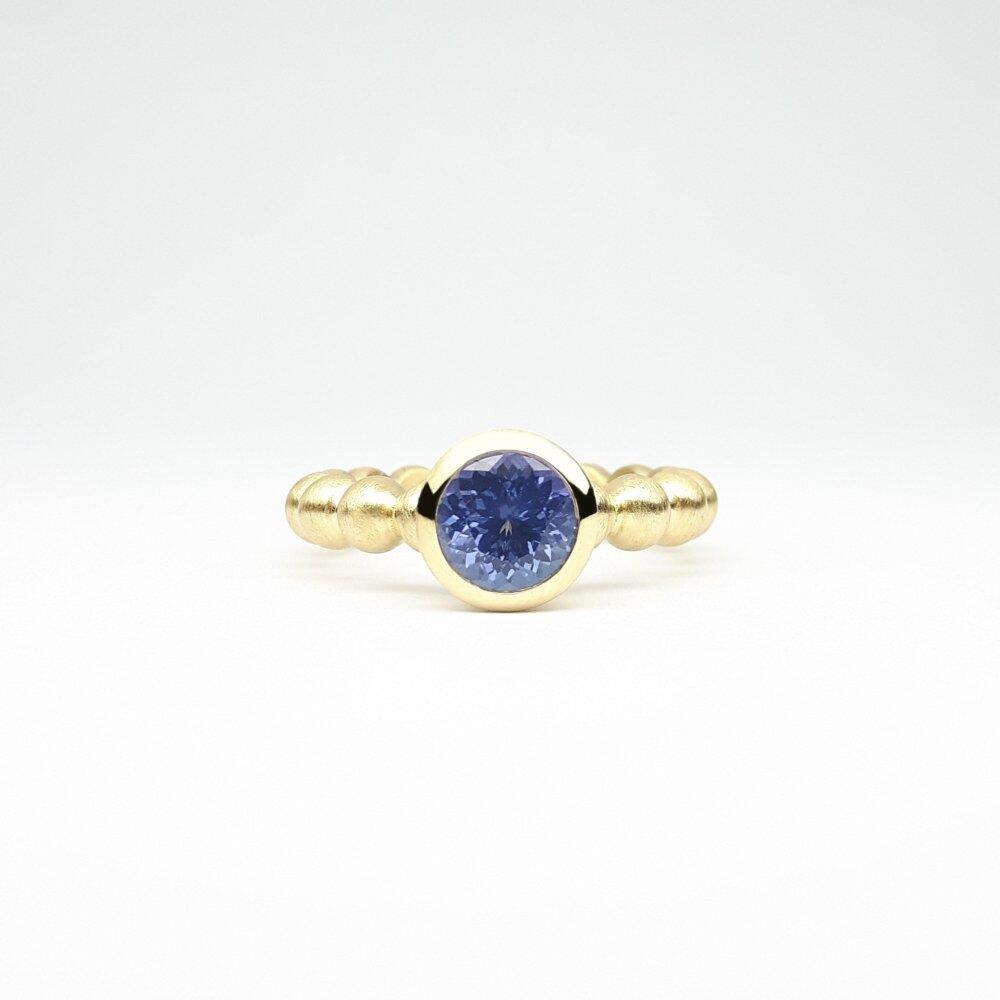 "round around", ball ring in 18kt yellow gold and blue-violet tanzanite Ø7mm.