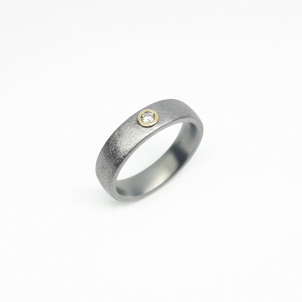 Bague en tantale 999/-, or jaune 18kt et diamant. Pièce unique.