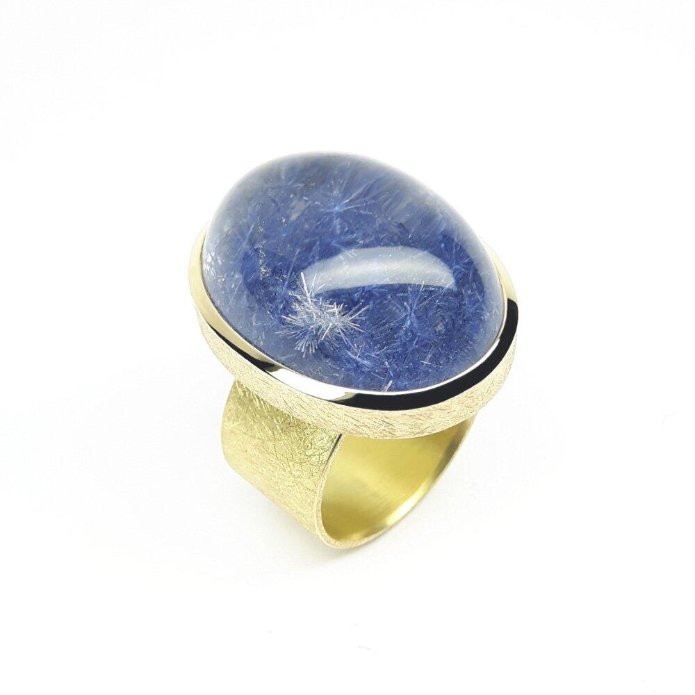 "galaxy", ring in 18kt yellow gold and rock crystal with crystallized dumortiertite. Unique piece.