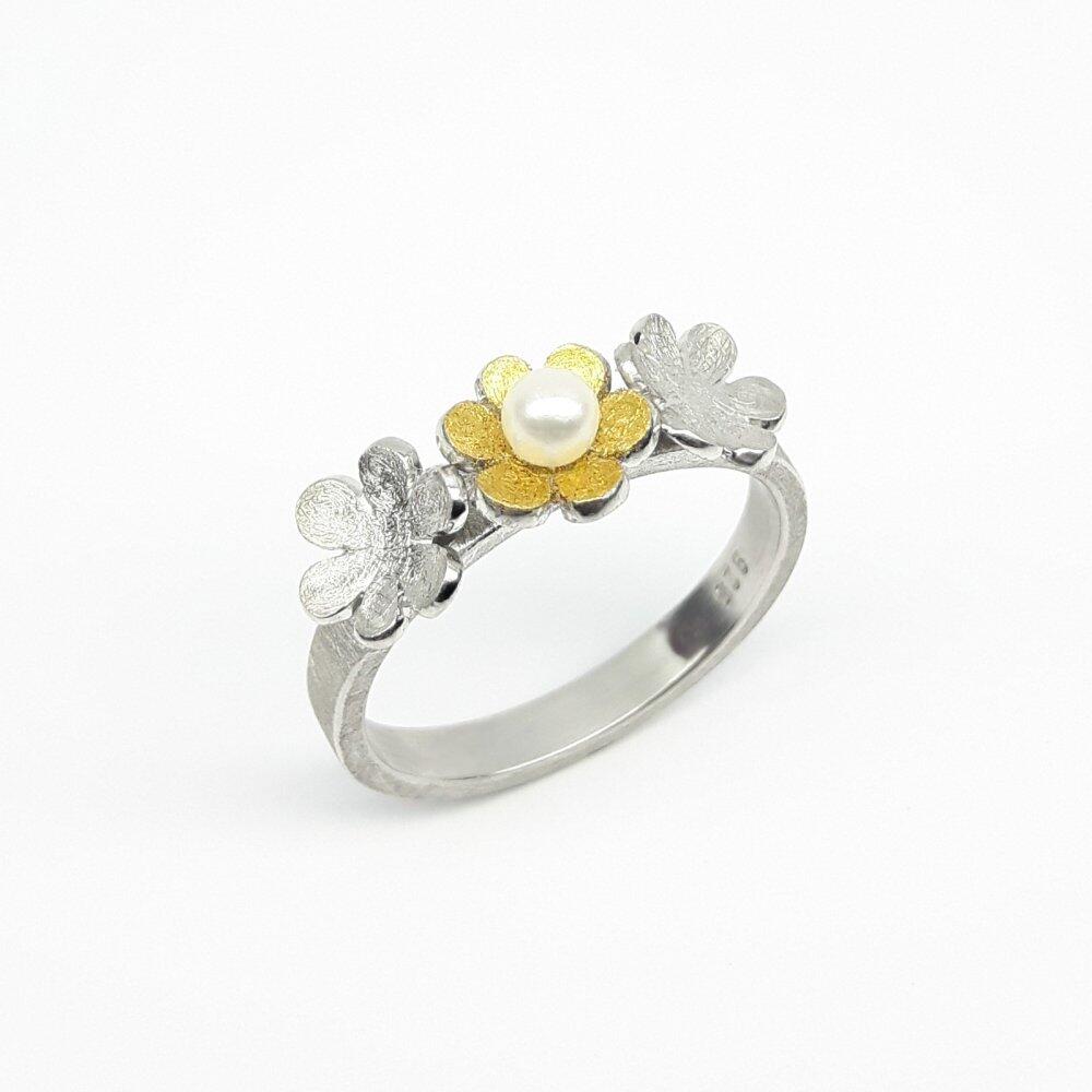 "flowers", ring made of 925 silver, fine gold and cultured freshwater pearl.