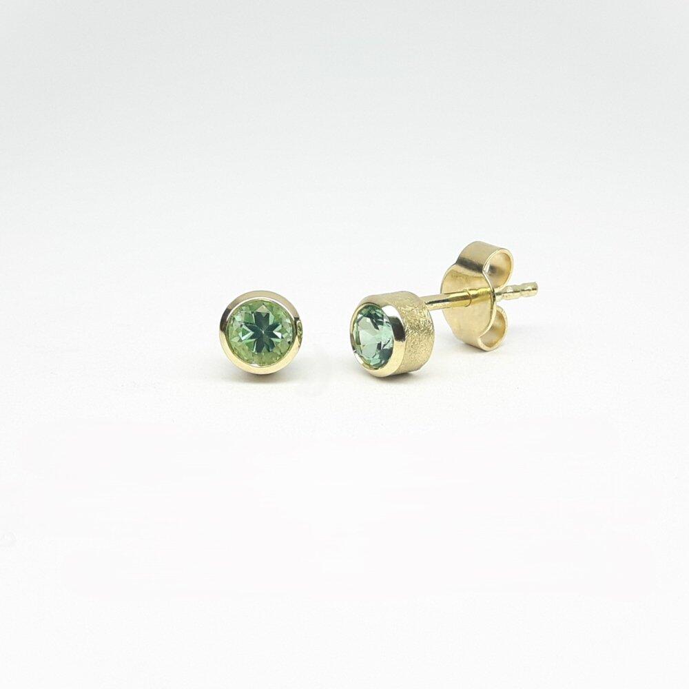 Boucles d'oreilles en or jaune 18kt et tourmalines bleu-vertes Ø4mm.