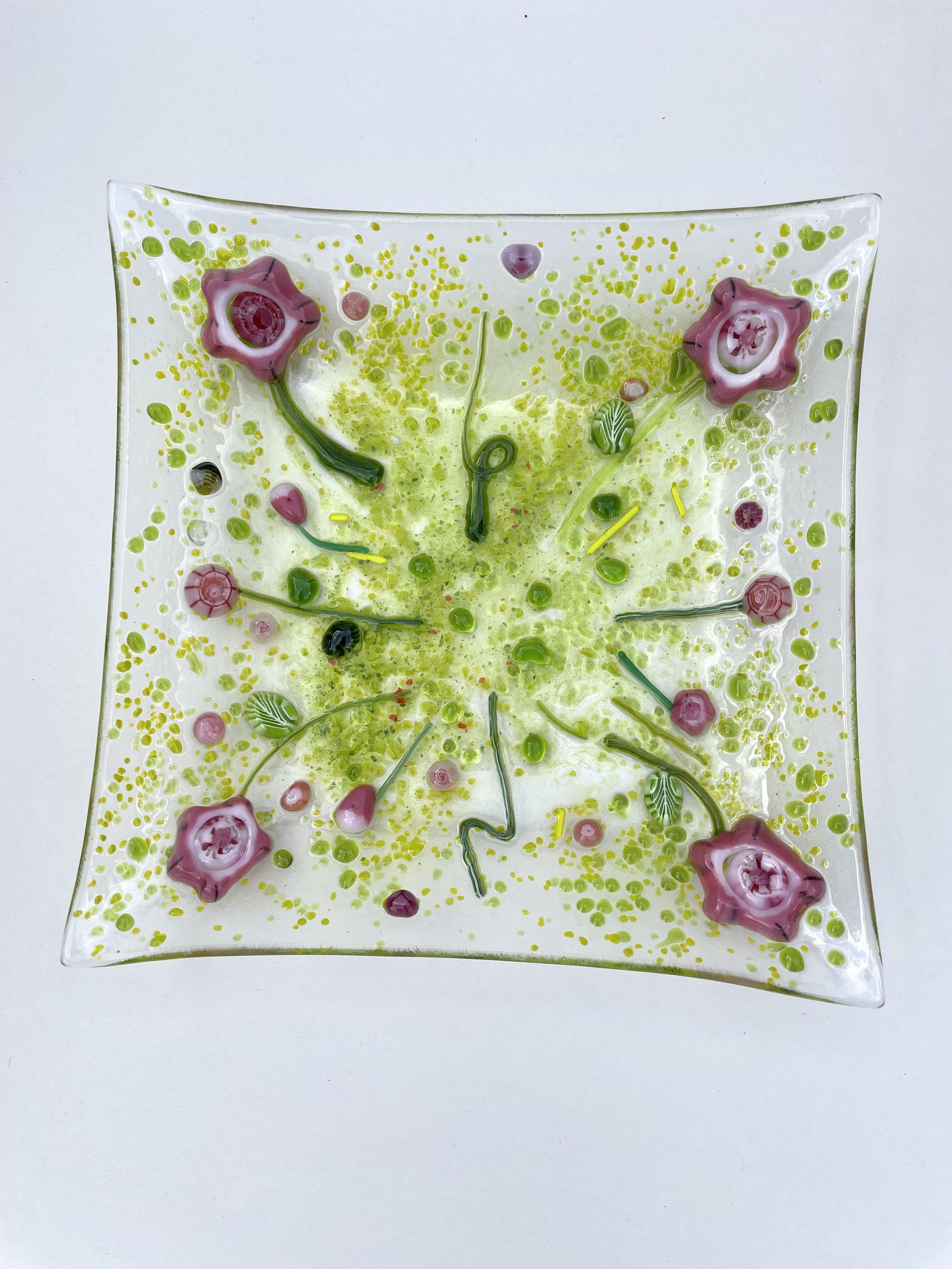 Belle assiette avec motif floral, Millefiori, faite à la main, pièce unique, rose