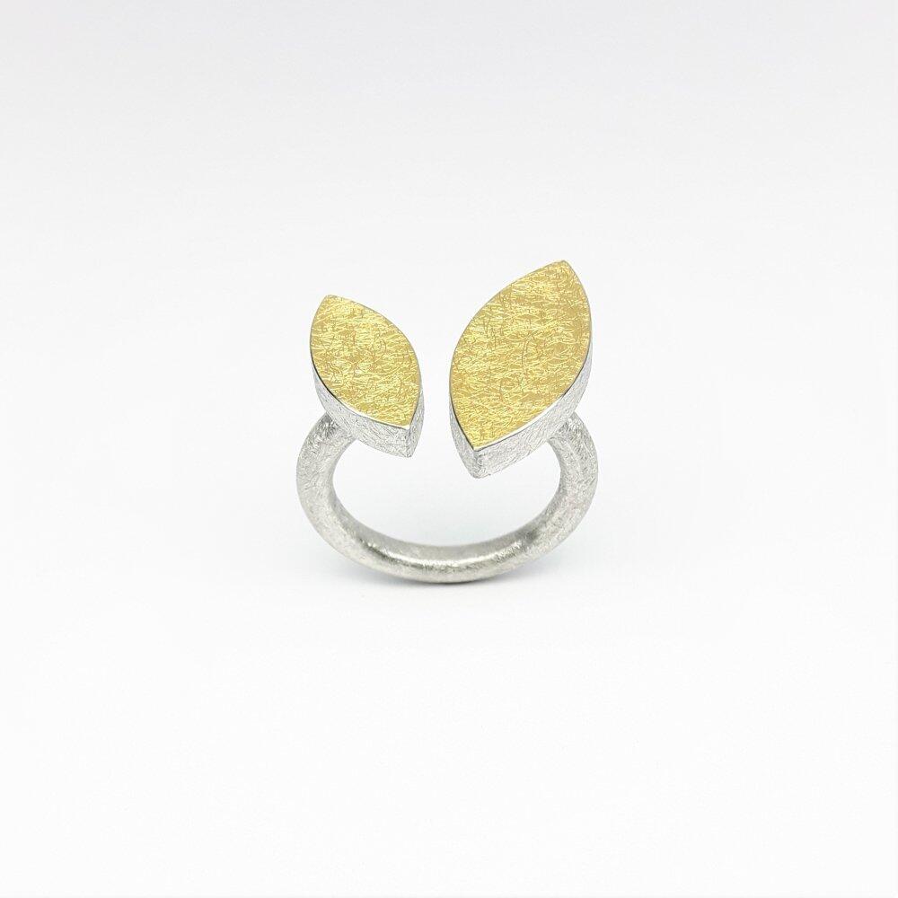 Ring made of 925 silver and fine gold.