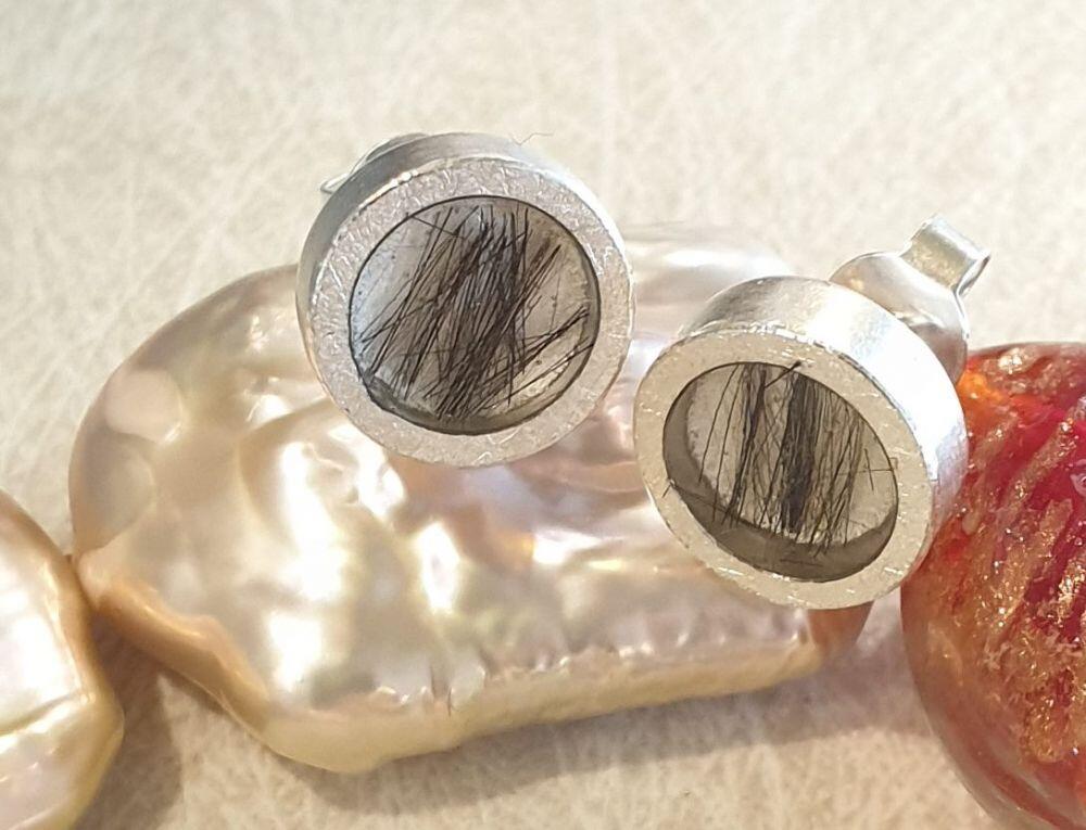 # Create silver ohrrings with resin pastille to keep memories