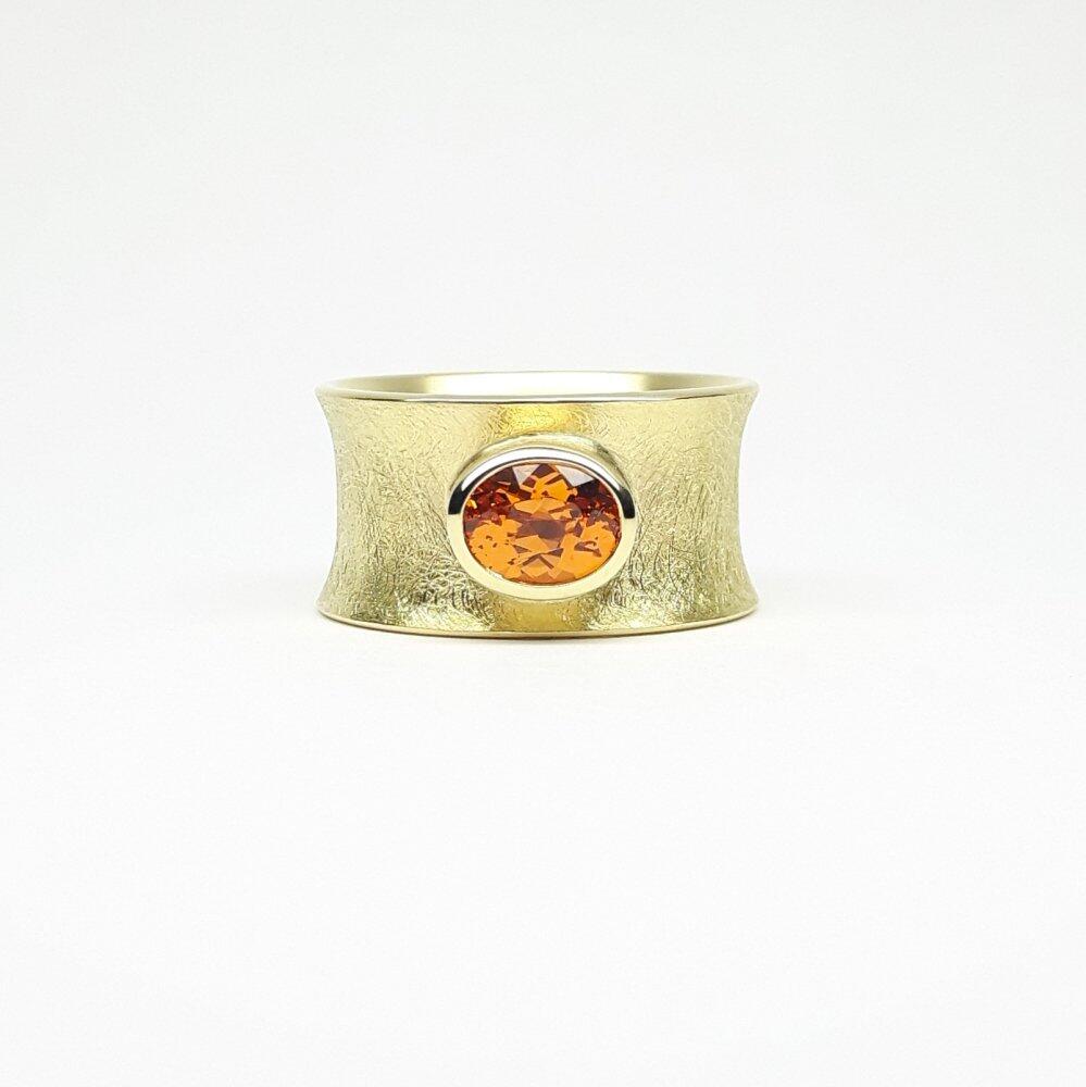 "sundowner", bague en or jaune 18kt et grenat mandarin très lumineux. Pièce unique.