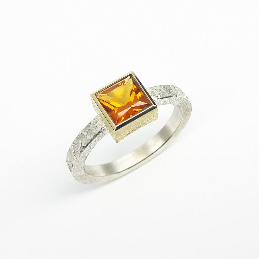 Bague martelée en argent 925/-,  or jaune 18kt, sertie d'une citrine. Pièce unique.
