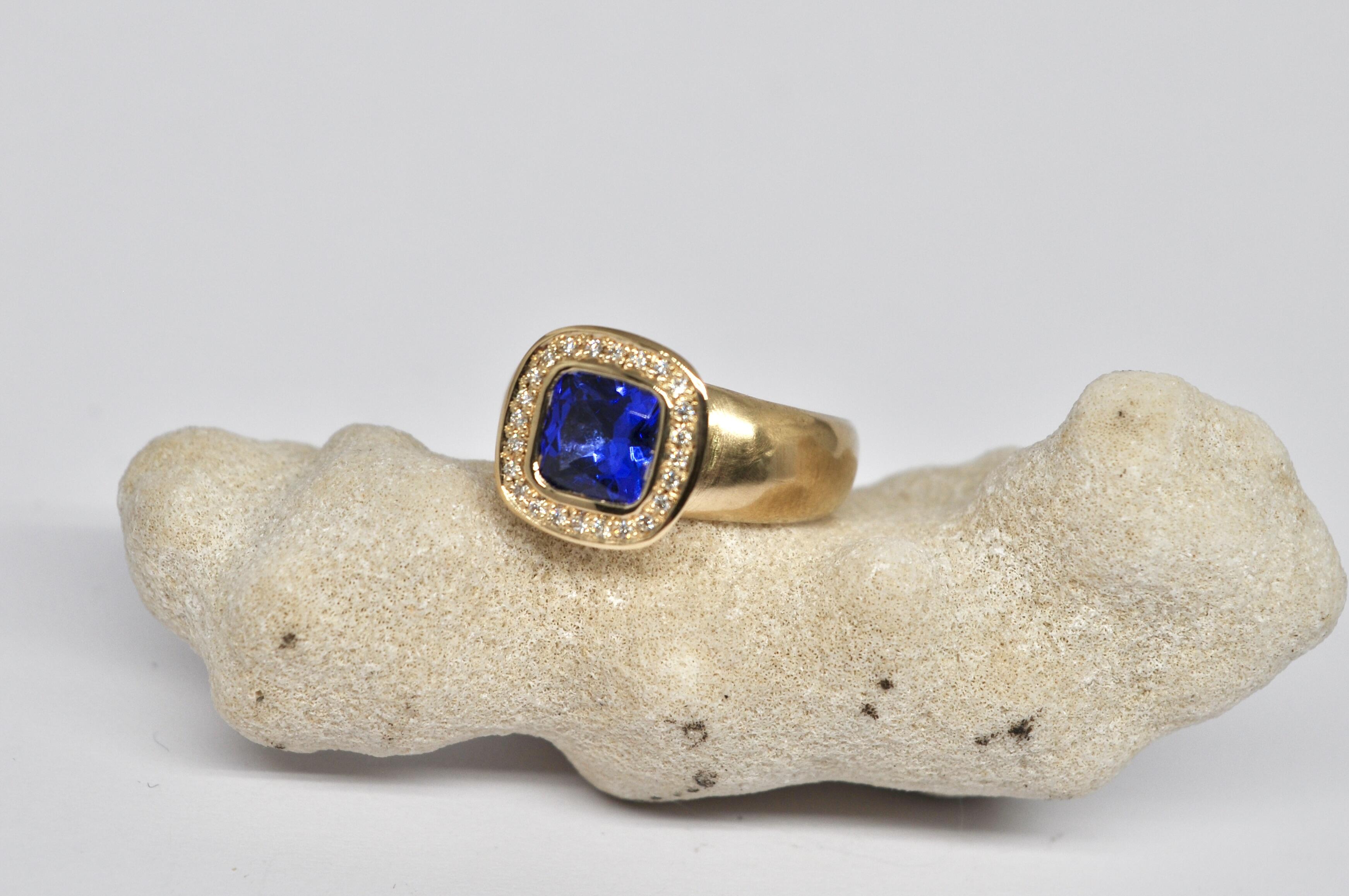 Bague en tanzanite, diamants, or jaune 18k