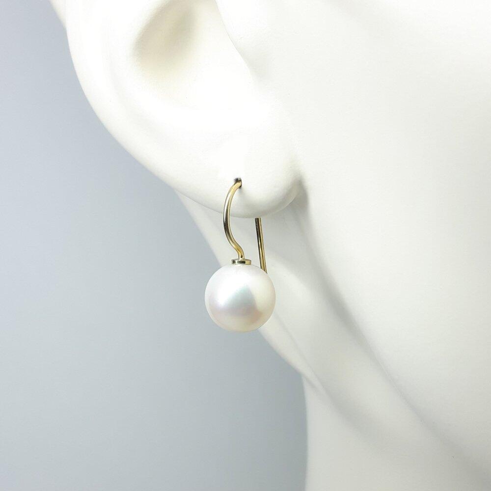 Earrings in 18kt yellow gold with freshwater cultured pearls ø11mm.