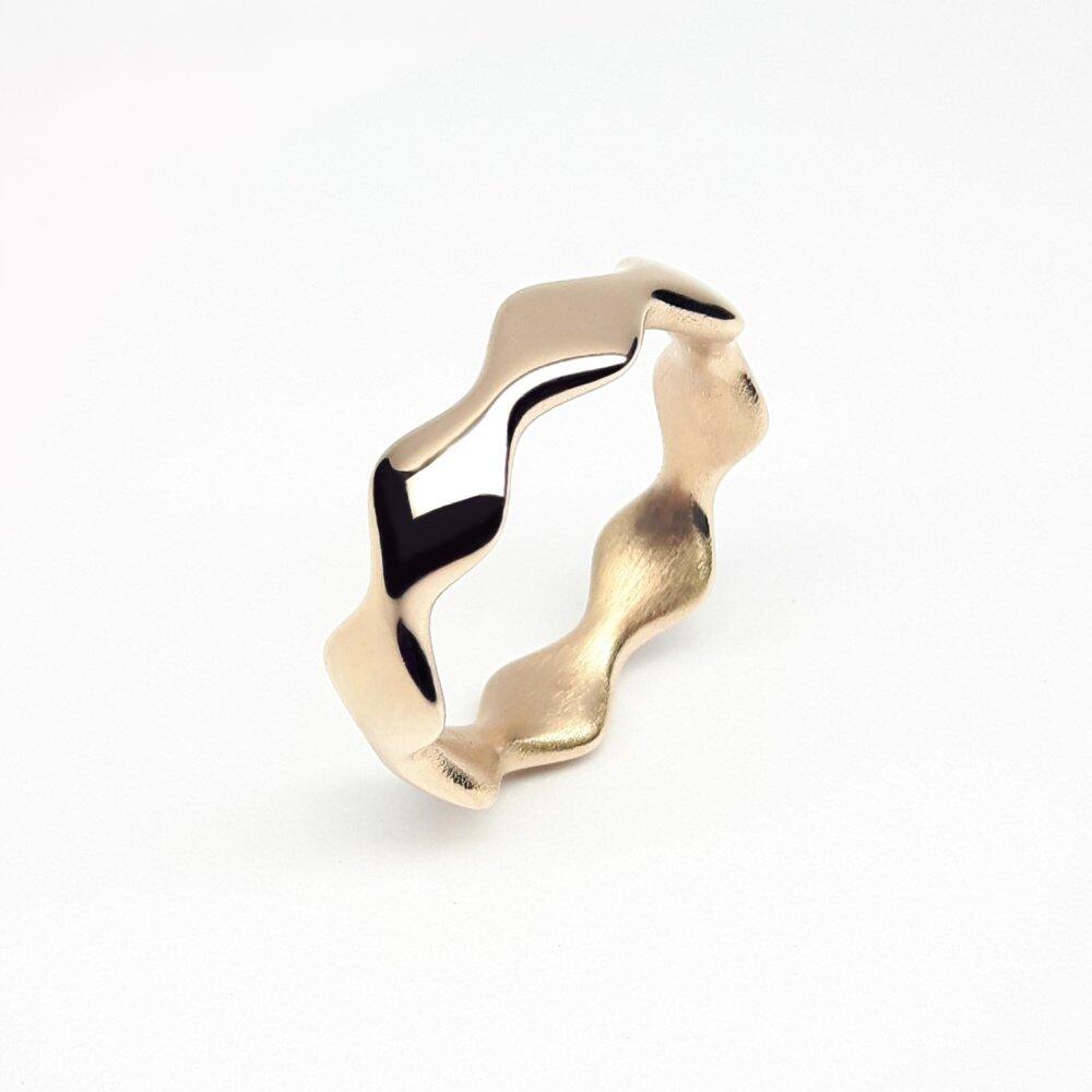 'waves', bague en or rouge 18kt.