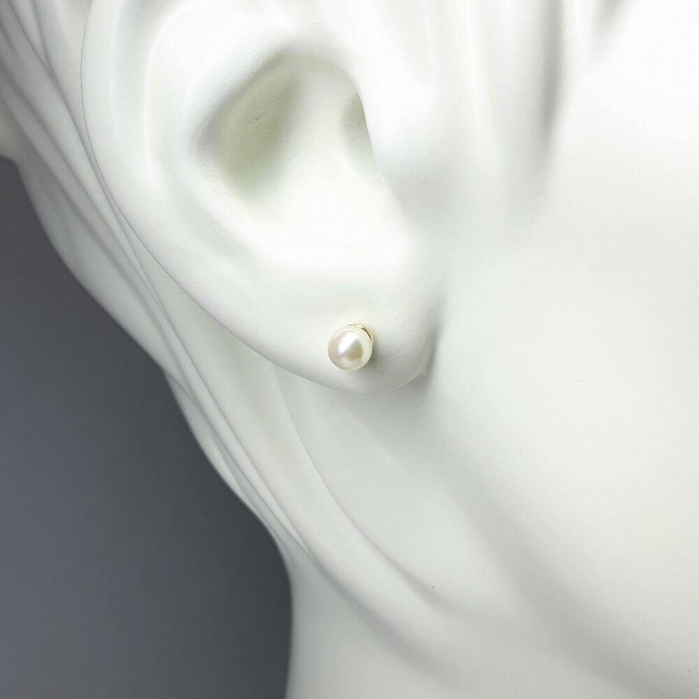 Stud earrings in 18kt yellow gold with white Akoya cultured pearls Ø4-4.5mm.