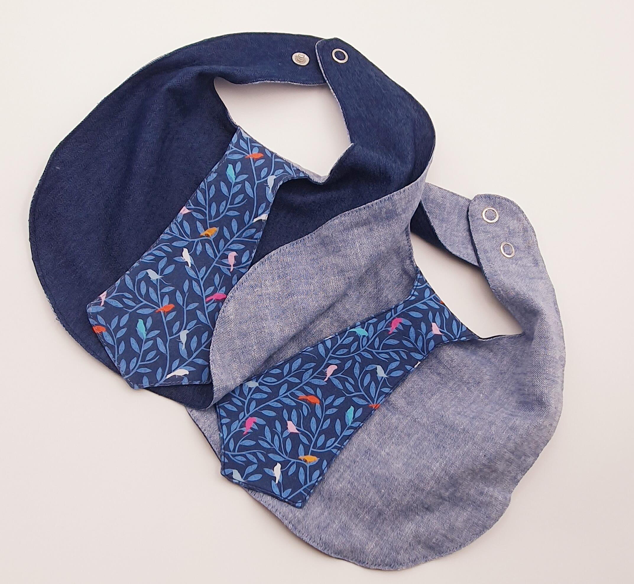 Chic cravat-style bib 'Oiseaux bleus'