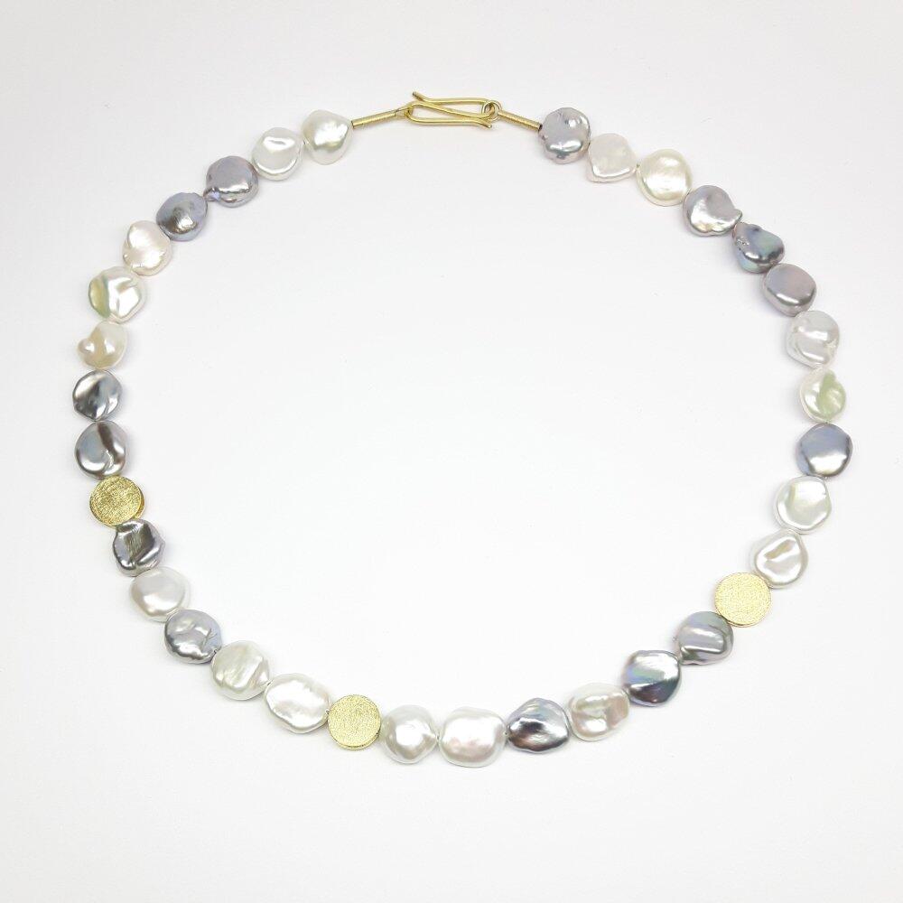 Collier aus naturgewachsenen Süßwasser-Keshi-Perlen und 18kt Gelbgold. Unikat.