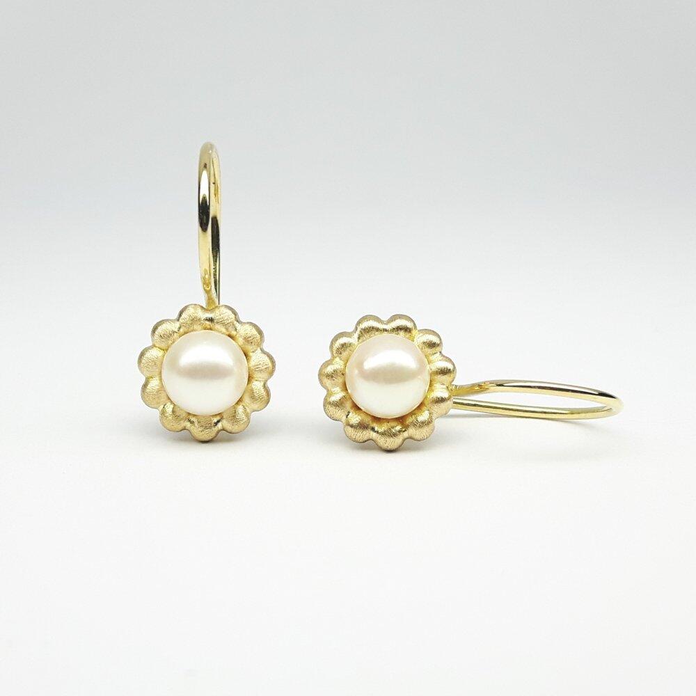 'round around', boucles d'oreilles en or jaune 18kt et perles akoya ø6mm.