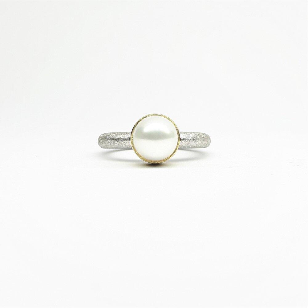 Ring made of 925 silver, 18kt yellow gold and 8mm freshwater cultured pearl. Unique piece.