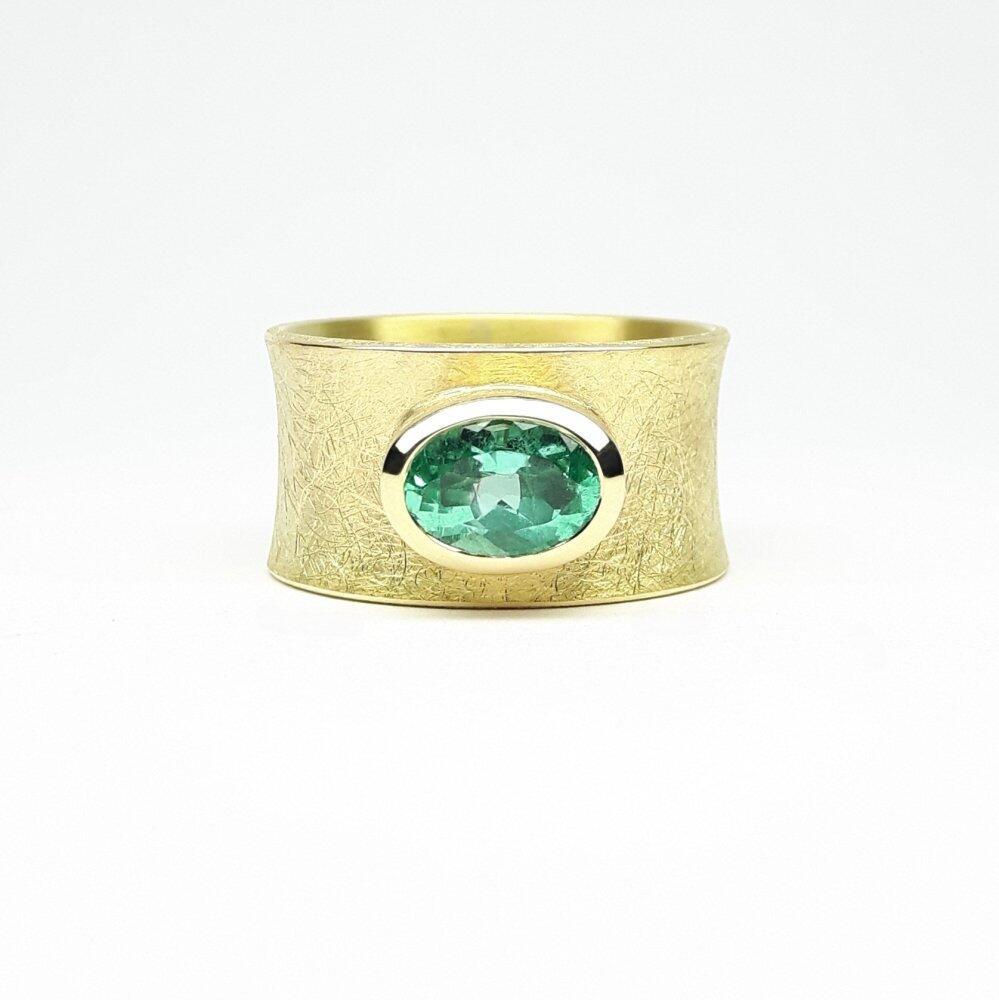 Bague en or jaune 18kt sertie d'une émeraude très lumineuse. Pièce unique.