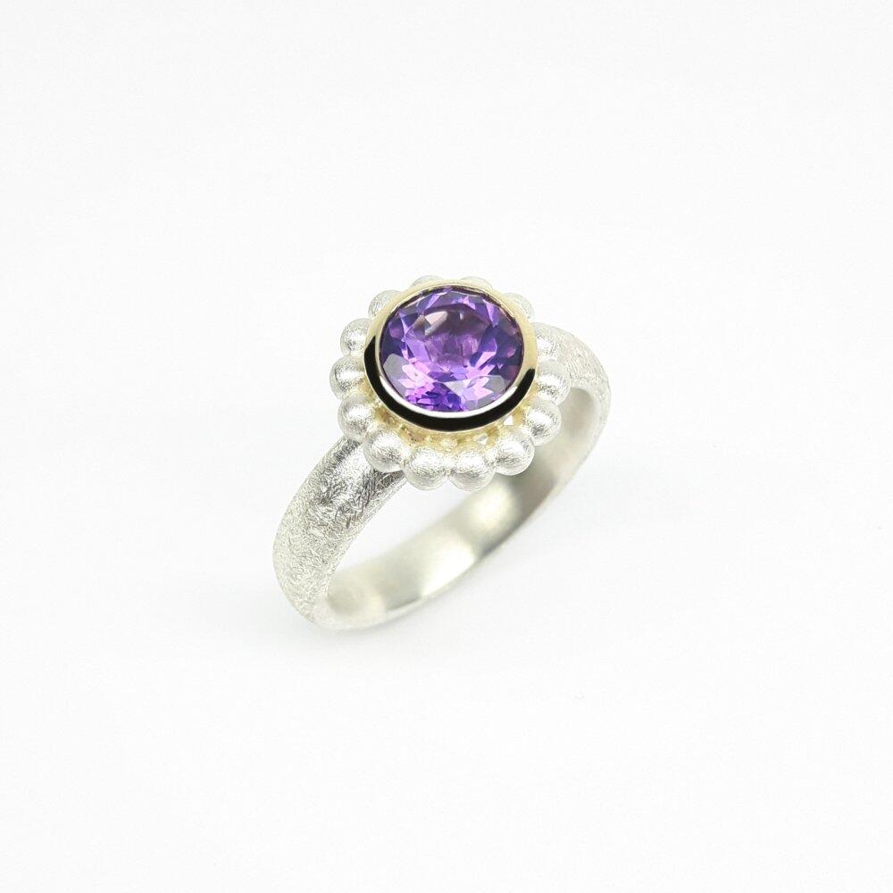 "round around", ring made of 925 silver, 18kt yellow gold and amethyst Ø7mm.