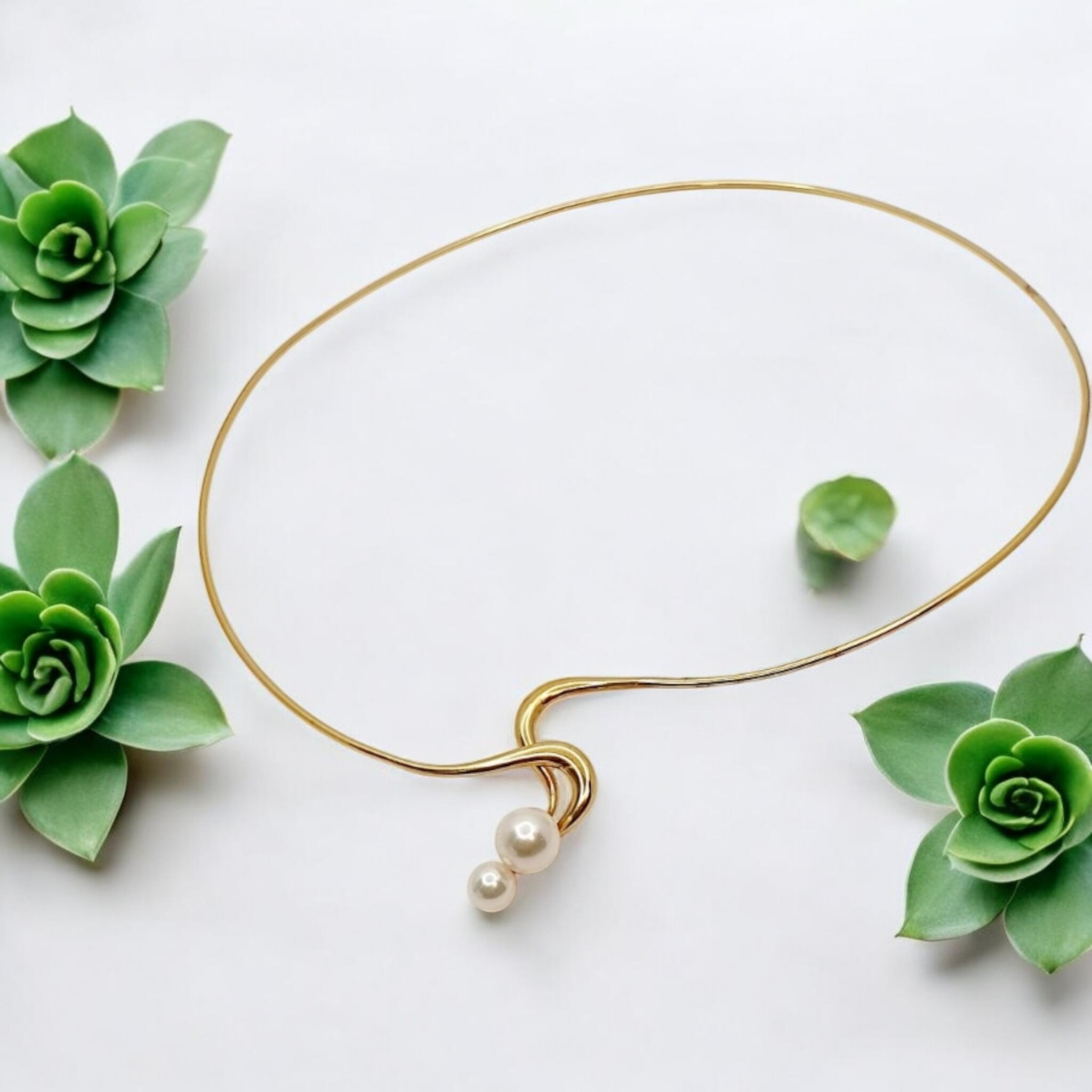 # starre Halskette aus Gelbgold mit 2 weißen Süßwasserperlen