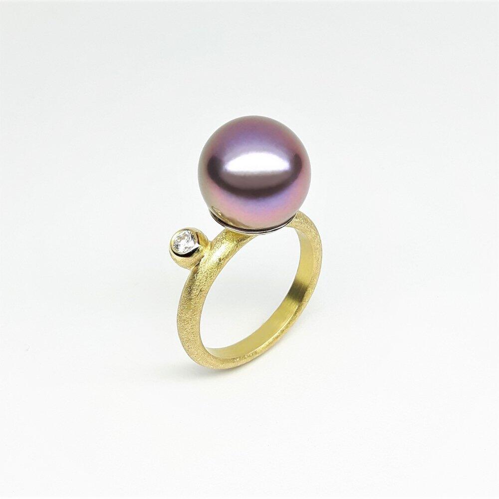 Ring made of 18kt rose gold, a natural colored Edison freshwater cultured pearl and diamond. Unique piece.