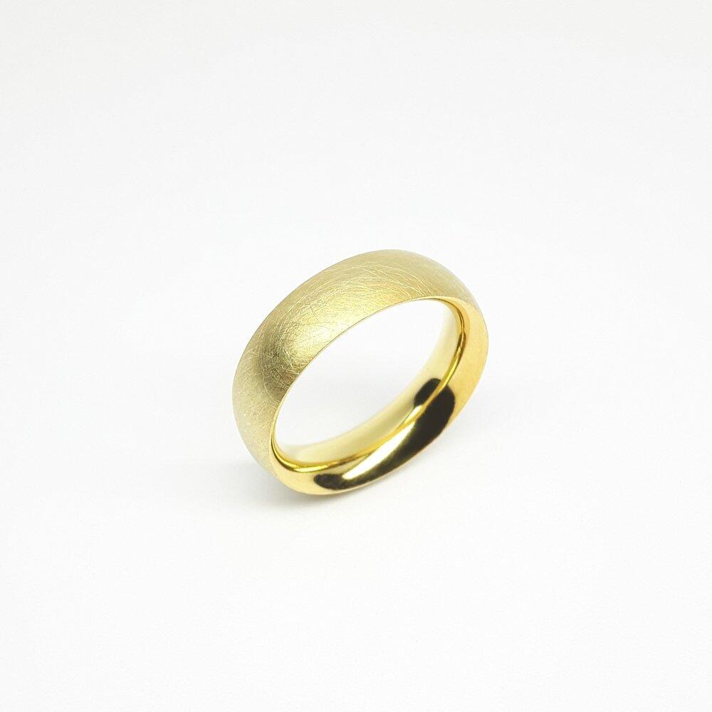 Ring in 18kt yellow gold.