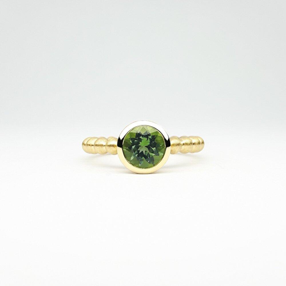 "round around", ball ring in 18kt yellow gold and bright green tourmaline Ø7mm.